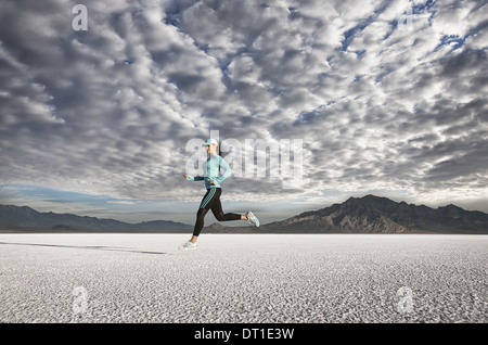 Salt Lake City USA Utah giovane donna in esecuzione su saline Salt Lake City Foto Stock