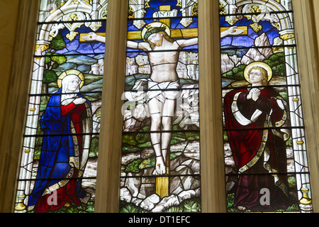 Vetrata raffigurante Cristo sulla croce in Rochester Cathedral in Rochester Kent Regno Unito in inverno Foto Stock