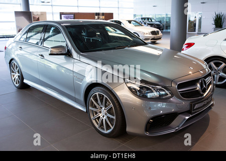 La Mercedes-AMG E63 AMG V8 biturbo berlina Mercedes-AMG showroom e gallery di Stoccarda, Baviera, Germania Foto Stock