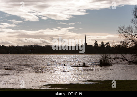 Guardando attraverso i campi allagati intorno al fiume Avon verso il riverside villaggio di Bredon, Worcestershire, England, Regno Unito Foto Stock