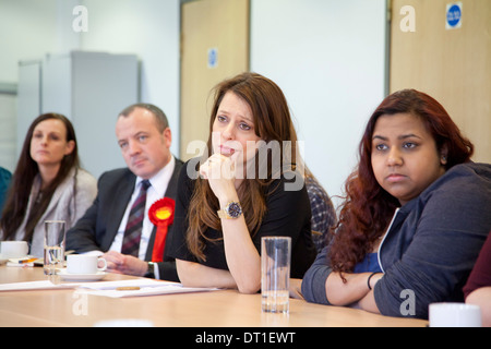 Gloria de Piero, ministro del governo ombra per le donne a Wythenshawe, Manchester, Febbraio 2014 Foto Stock