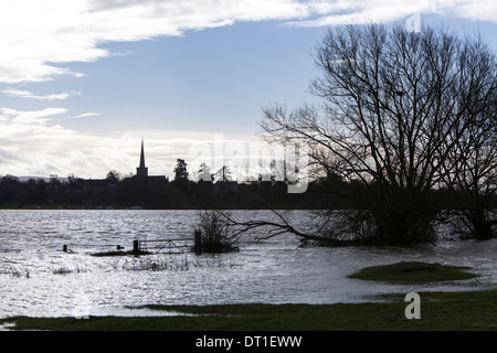 Guardando attraverso i campi allagati intorno al fiume Avon verso il riverside villaggio di Bredon, Worcestershire, England, Regno Unito Foto Stock