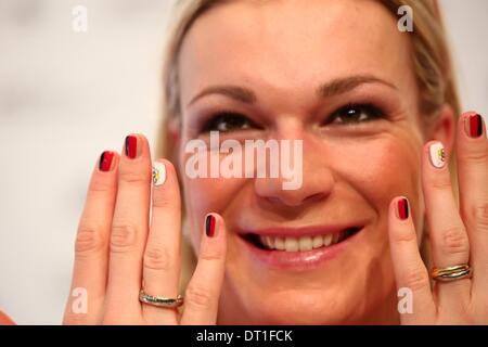 Krasnaya Polyana, Regione Krasnodar, Russia. 06 feb 2014. Sciatore alpino Maria Hoefl-Riesch della Germania mostra il suo le unghie con tedesco bandiere verniciate durante una conferenza stampa presso il Deutsches Haus (Casa tedesca) in Gorki villaggio nei pressi di Krasnaya Polyana, Regione Krasnodar, Russia, 06 febbraio 2014. Hoefl-Riesch è il portabandiera per il team tedesco durante la cerimonia di apertura dei Giochi Olimpici Invernali 2014 in Sochi sul 07th febbraio. I Giochi Olimpici Invernali 2014 in Sochi esegui dal 07 al 23 febbraio 2014. Foto: Daniel Karmann/dpa/Alamy Live News Foto Stock