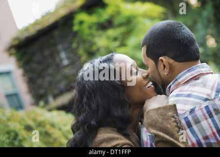 Scene di vita urbana della città di New York un uomo e una donna matura che abbraccia ogni altro Foto Stock