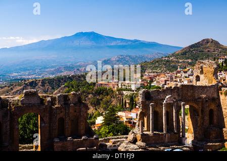 Il monte Etna con le rovine del Teatro Greco (Teatro Greco) in primo piano, Taormina, Sicilia, Italia, Europa Foto Stock