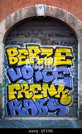 Graffiti spruzzato su portali in Trastevere, Roma, Italia. Foto Stock