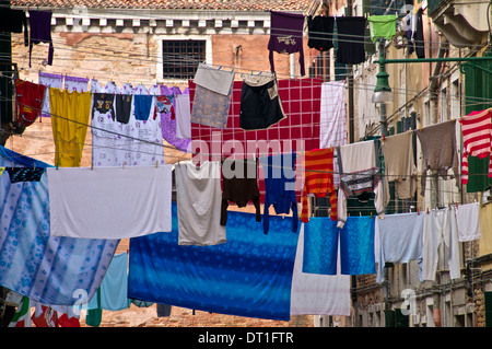 Linee di lavaggio appeso al di là della strada, il quartiere di Castello, Venezia, Veneto, Italia, Europa Foto Stock