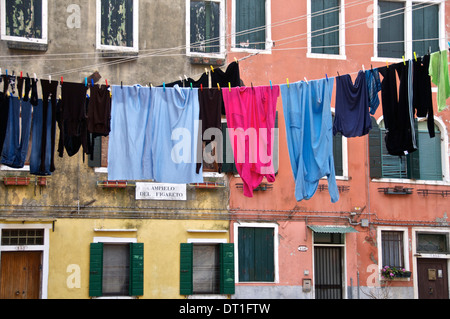 Linee di lavaggio appeso al di là della strada, il quartiere di Castello, Venezia, Veneto, Italia, Europa Foto Stock