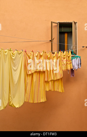 Linee di lavaggio appeso al di là della strada, il quartiere di Castello, Venezia, Veneto, Italia, Europa Foto Stock