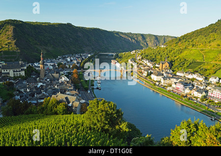 Vista di Cochem e sul fiume Mosella (Mosel), Renania-Palatinato, Germania, Europa Foto Stock