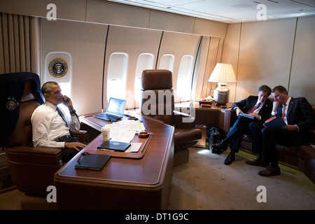 Il Presidente Usa Barack Obama parla al telefono con il Primo Ministro israeliano Benjamin Netanyahu a bordo di Air Force One Novembre 8, 2013 in rotta per New Orleans, LA. Seduto alla destra sono Tony Blinken, Vice National Security Advisor e Direttore di Viaggio Marvin Nicholson. Foto Stock