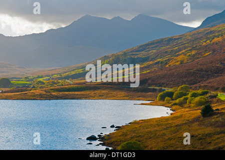 Dyffryn Mymbyr (Vale di Mymbyr), Llynnau Mymbyr, Snowdon oltre, Parco Nazionale di Snowdonia, Conwy-Gwynedd, Wales, Regno Unito Foto Stock