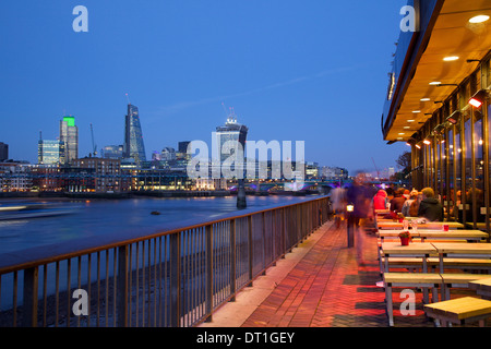 Il fiume Tamigi e la City of London skyline al tramonto, London, England, Regno Unito, Europa Foto Stock