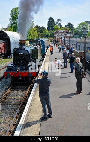 Gli appassionati di ferrovia sulla piattaforma a Ongar guardando la locomotiva a vapore 4141 sul Epping Ongar linea heritage Foto Stock