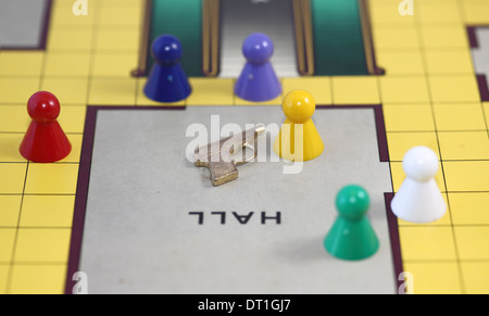 Scheda cluedo personaggi del gioco e armi Foto Stock