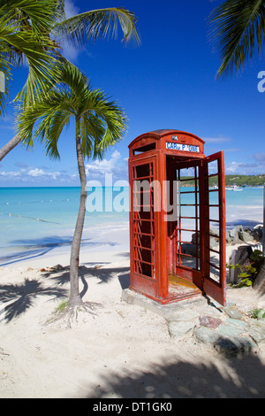 Spiaggia e telefono rosso scatola, Dickenson Bay, St. Georges, Antigua, Isole Sottovento, West Indies, dei Caraibi e America centrale Foto Stock