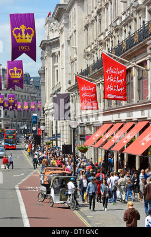 Pavimentazione trafficata al famoso negozio di giocattoli Hamleys, negozi di articoli da banners Regent Street, che celebra l'anniversario dell'incoronazione della Regina Elisabetta, Londra Inghilterra, Regno Unito Foto Stock