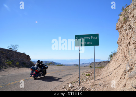 Moto passa la parte superiore del Sitgreaves Pass, in alta montagna vicino a Las Vegas, lungo il vecchio percorso 66 attraverso Arizona Foto Stock