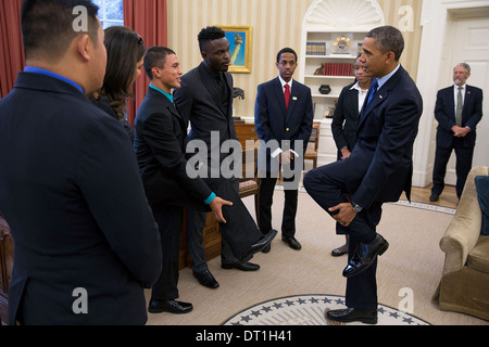 Il Presidente Usa Barack Obama parla con la rete 2013 per l'insegnamento dell'imprenditorialità studente vincitori nell'Ufficio Ovale Novembre 22, 2013 a Washington, DC. Foto Stock