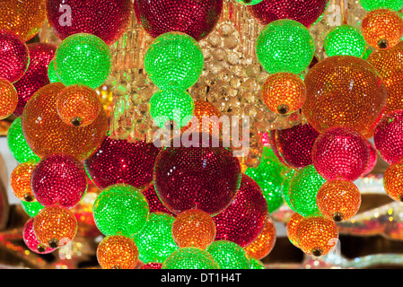 Close-up del lampadario ornato in Moschea Sheikh Zayed, Abu Dhabi, Emirati Arabi Uniti Foto Stock