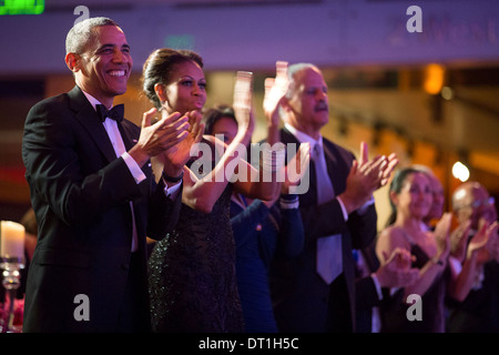 Il Presidente Usa Barack Obama e la First Lady Michelle Obama, Oprah Winfrey e Stedman Graham applaudire una performance da Arturo Sandoval durante una cena in onore del 2013 medaglia presidenziale della libertà awardees presso lo Smithsonian National Museum of American History Novembre 20, 2013 a Washington, DC. Foto Stock