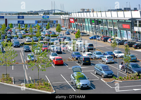 Vista aerea, vista dall'alto verso il grande parcheggio e gruppo di negozi assortiti presso il centro commerciale Lakeside Thurrock, Dartford Crossing oltre l'Essex UK Foto Stock