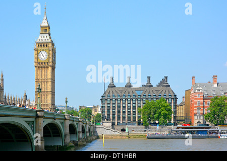 Portcullis house accanto al Fiume Tamigi include il Molo di Westminster e il ponte con il Big Ben Foto Stock