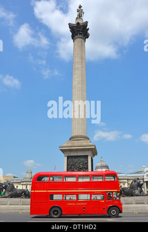 Rossi di Londra autobus Routemaster (no inserzioni) passante Nelsons Column Foto Stock