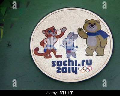 San Pietroburgo, Russia . 06 feb 2014. Alla vigilia dell apertura del XXII edizione dei Giochi Olimpici Invernali a Sochi , il Museo di Stato di San Pietroburgo ha ricevuto un regalo da Gosznak coniare le monete e i badge con i simboli Olimpiadi. I visitatori possono vedere il 25 - Il rublo monete dotate di mascotte giochi 'Sochi 2014'' ( leopard , bunny , Orsacchiotto bianco ) , i simboli dei Giochi Paraolimpici ('' il simbolo del fiocco di neve '' e '' ray ''). Credito: ZUMA Press, Inc./Alamy Live News Foto Stock