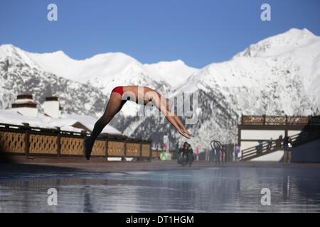 Krasnaya Polyana, Russia. 06 feb 2014. Fitness Coach Sergey salti in una piscina all'Endurance nel villaggio olimpico Krasnaya Polyana, Russia, 06 febbraio 2014. Il Sochi 2014 Giochi Olimpici esegui dal 07 al 23 febbraio 2014. Foto: Kay Nietfeld/dpa/Alamy Live News Foto Stock