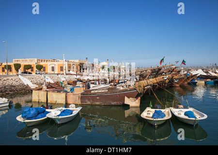 Barche da pesca e dhows in vecchie navi porta, Kuwait City, Kuwait, Medio Oriente Foto Stock