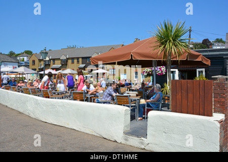 Persone seduti all'aperto a waterside seafood bar accanto all'estuario del Tamigi promenade a Leigh on Sea in una calda giornata estiva Foto Stock