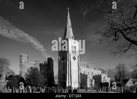 St Marys Chiesa e Buckden Towers, Buckden village, Cambridgeshire, Inghilterra; Gran Bretagna; Regno Unito Foto Stock