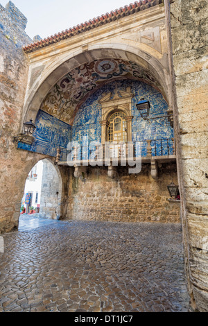 Porta da Vila decorata con azulejos, Obidos, Estremadura , Portogallo, Europa Foto Stock
