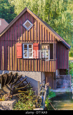 Ruota di acqua nella parte anteriore di un edificio della cosiddetta  schuettesaege-museo , un museo dedicato alla storica rafting e lavori in legno Foto Stock