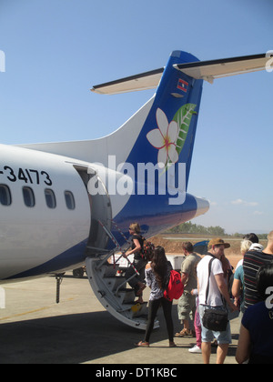 LAO AIRLINES passeggeri uno dei Airlines ATR42-500 aeromobili a Pakhse International Airport. Foto Tony Gale Foto Stock