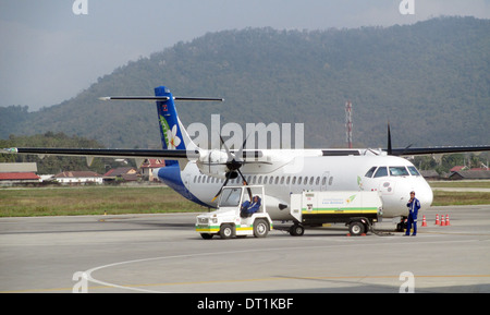 LAO AIRLINES passeggeri uno dei Airlines ATR42-500 aeromobili a Pakhse International Airport. Foto Tony Gale Foto Stock