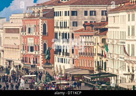 Statua di bronzo di Vittorio Emanuele da San Marco canal, quartiere San Marco, Venezia, sito UNESCO, Veneto, Italia Foto Stock