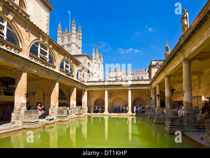 La grande vasca da bagno, terme romane con Abbazia di Bath dietro, bagno, Sito Patrimonio Mondiale dell'UNESCO, Somerset, Inghilterra, Regno Unito, Europa Foto Stock