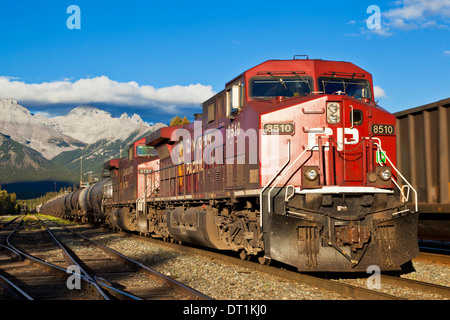 Canadian Pacific treno merci locomotiva alla stazione di Banff, il Parco Nazionale di Banff, Canadian Rockies, Alberta, Canada Foto Stock