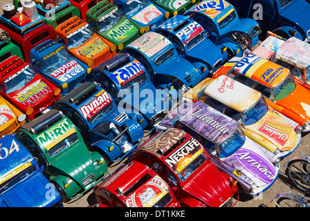 Automobili giocattolo realizzato in metallo con scatola di cibo e venduti sulla Strada Nazionale 7, Madagascar, Africa Foto Stock