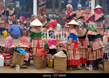 Fiore donna Hmong, mercato di domenica al polmone Phin, Bac ha area, Vietnam, Indocina, Asia sud-orientale, Asia Foto Stock