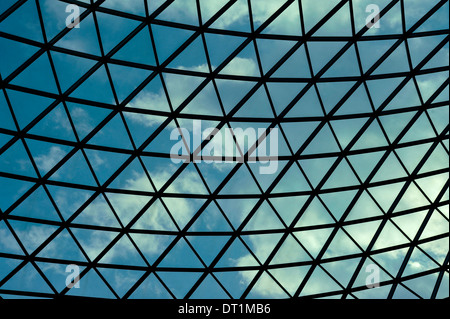 Visto attraverso un modellato triangolare tetto quadro nuvole e cielo blu Foto Stock