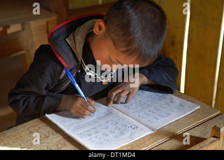 Nero di etnia Hmong gruppo boy a scuola, area di Sapa, Vietnam, Indocina, Asia sud-orientale, Asia Foto Stock