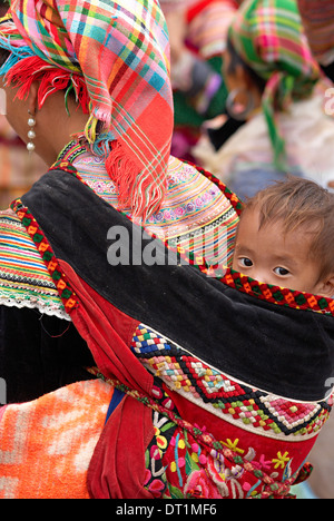 Fiore di etnia Hmong gruppo A può cau mercato, Bac ha area, Vietnam, Indocina, Asia sud-orientale, Asia Foto Stock