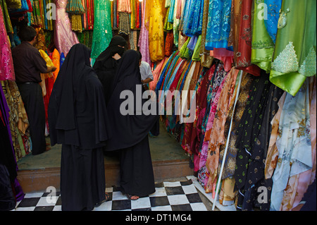 Souk nel centro storico della città, sito Patrimonio Mondiale dell'UNESCO, Sanaa, Yemen, Medio Oriente Foto Stock