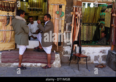 Souk nel centro storico della città, sito Patrimonio Mondiale dell'UNESCO, Sanaa, Yemen, Medio Oriente Foto Stock