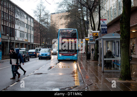 Il bus in condizioni di bagnato, Coventry city centre, REGNO UNITO Foto Stock