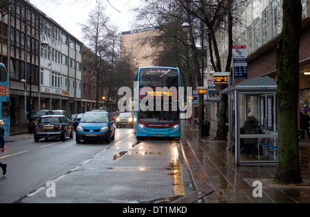 Il bus in condizioni di bagnato, Coventry city centre, REGNO UNITO Foto Stock