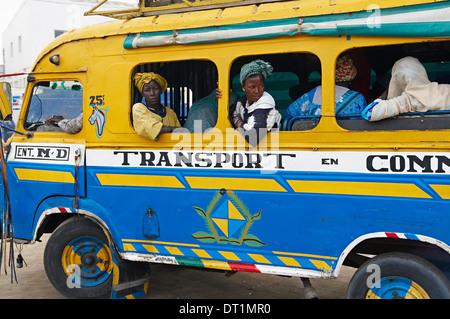 Bus locale, città di Saint Louis, Sito Patrimonio Mondiale dell'UNESCO, Senegal, Africa occidentale, Africa Foto Stock